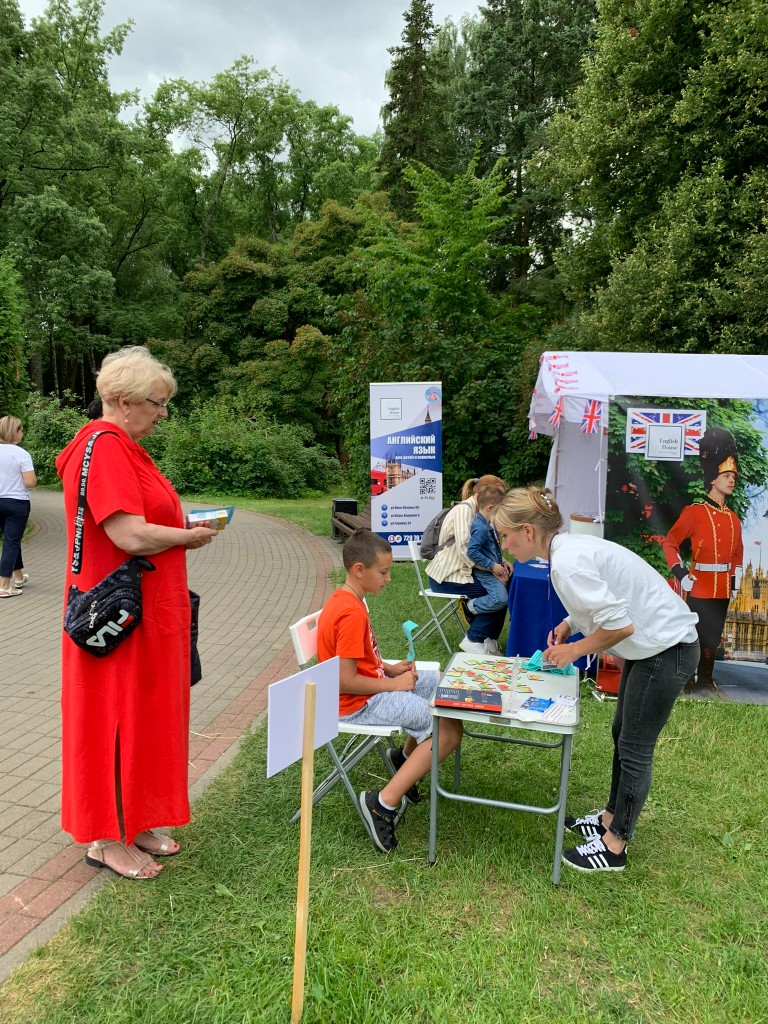 Промо English House: стенд с заданиями в парке